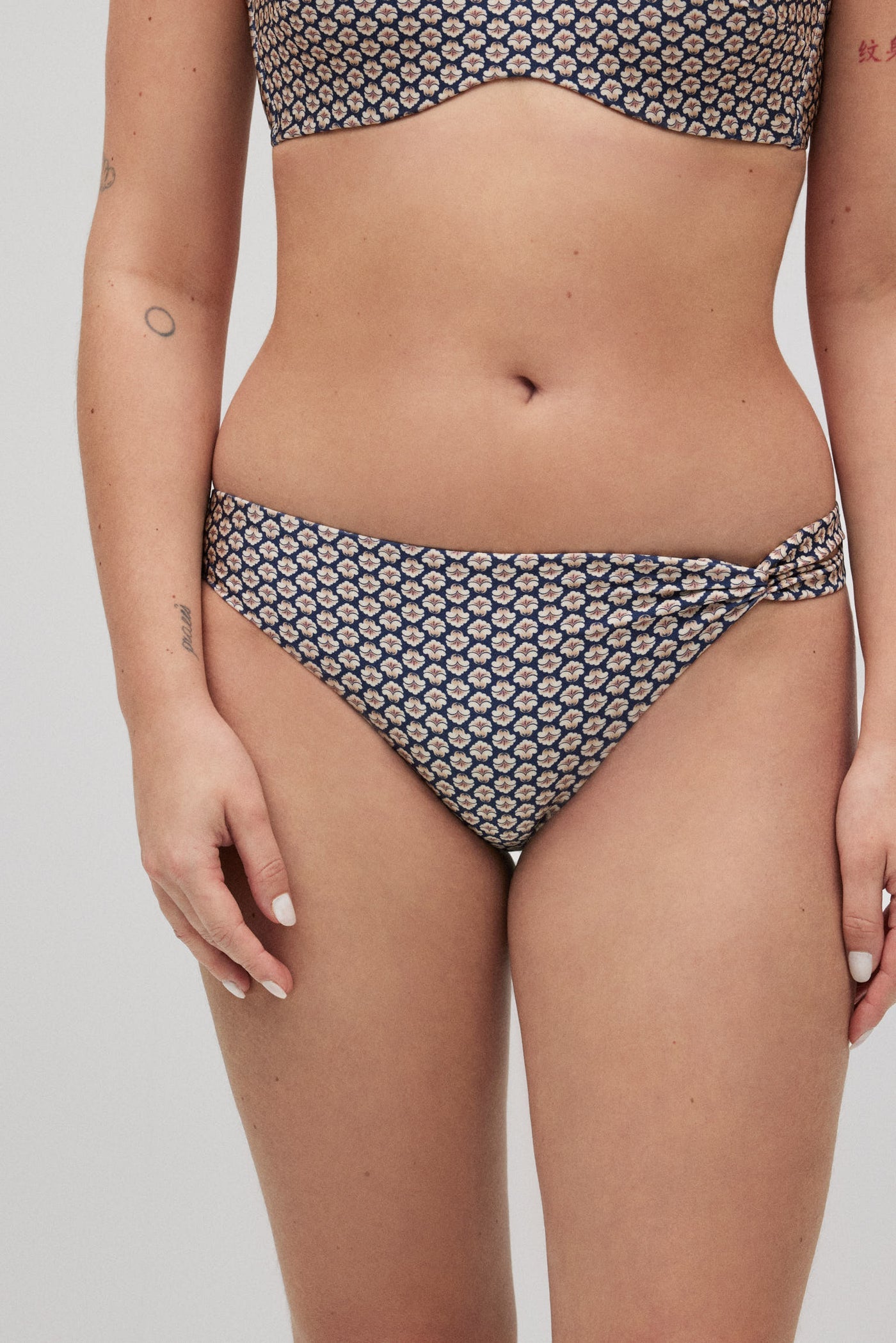 SLIP BIKINI STAMPA ETNICA FIORELLINI CON DETTAGLIO NODO LATERALE YSABEL MORA