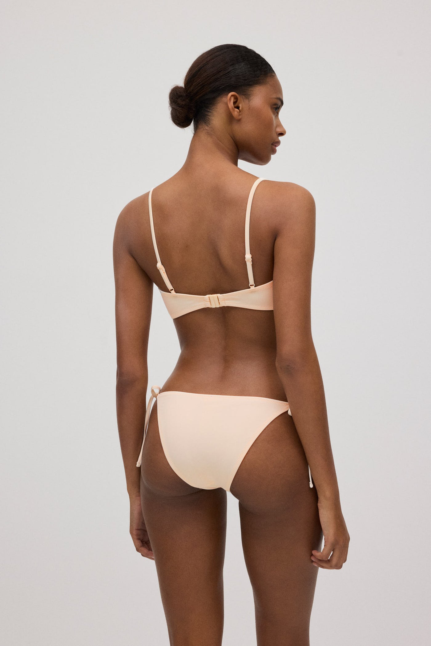 SET BIKINI A FASCIA CON DETTAGLI FLOREALI YSABEL MORA