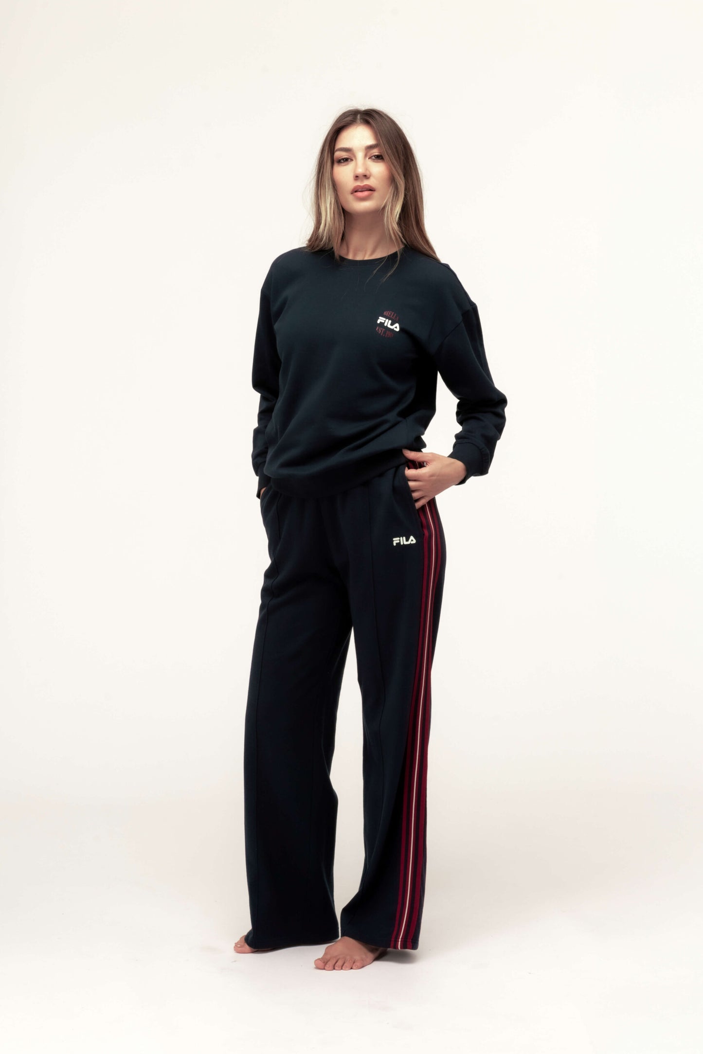 TUTA DONNA IN COTONE FELPATO CON PANTALONE A GAMBA AMPIA E BANDE LATERALI FILA