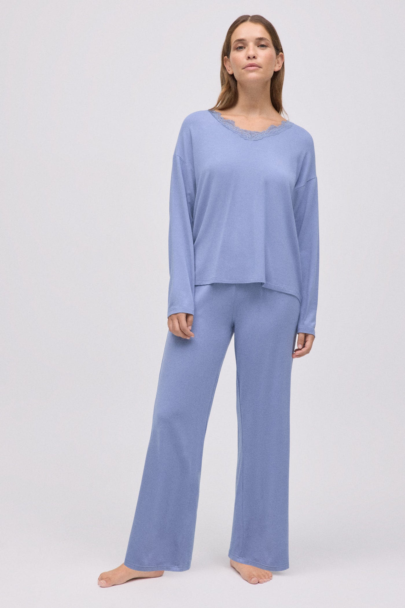 PIGIAMA LUNGO IN MODAL E PIZZO YSABEL MORA