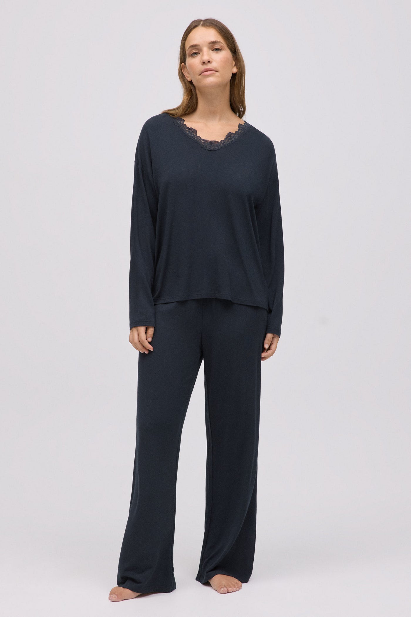 PIGIAMA LUNGO IN MODAL E PIZZO YSABEL MORA