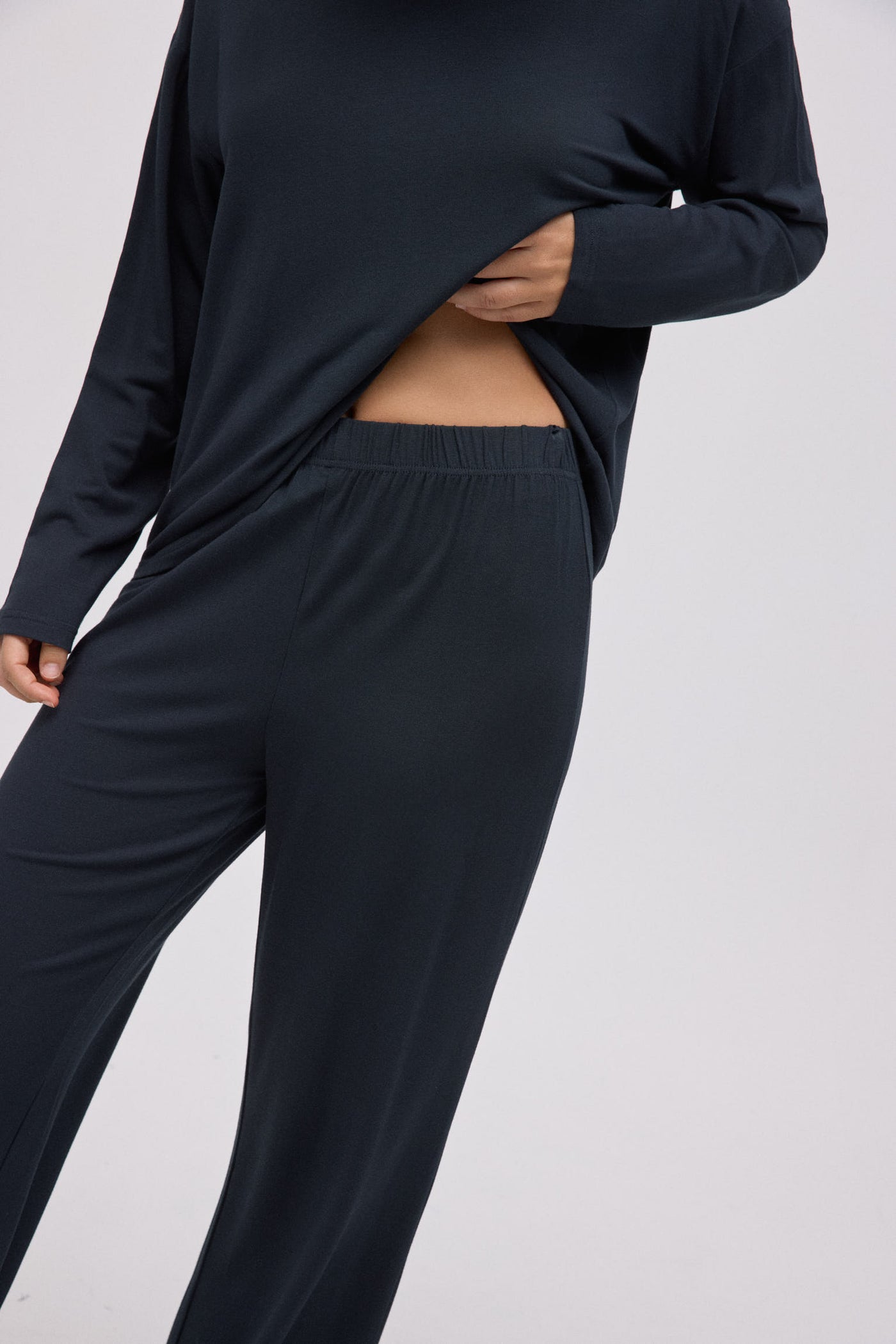 PIGIAMA LUNGO IN MODAL E PIZZO YSABEL MORA