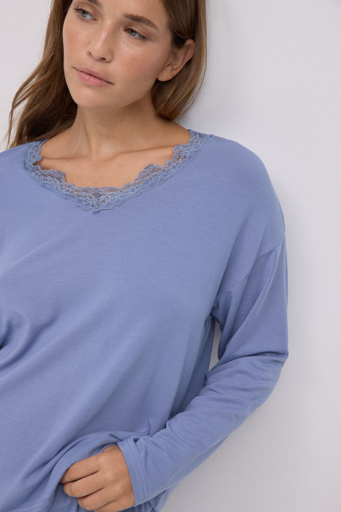 PIGIAMA LUNGO IN MODAL E PIZZO YSABEL MORA