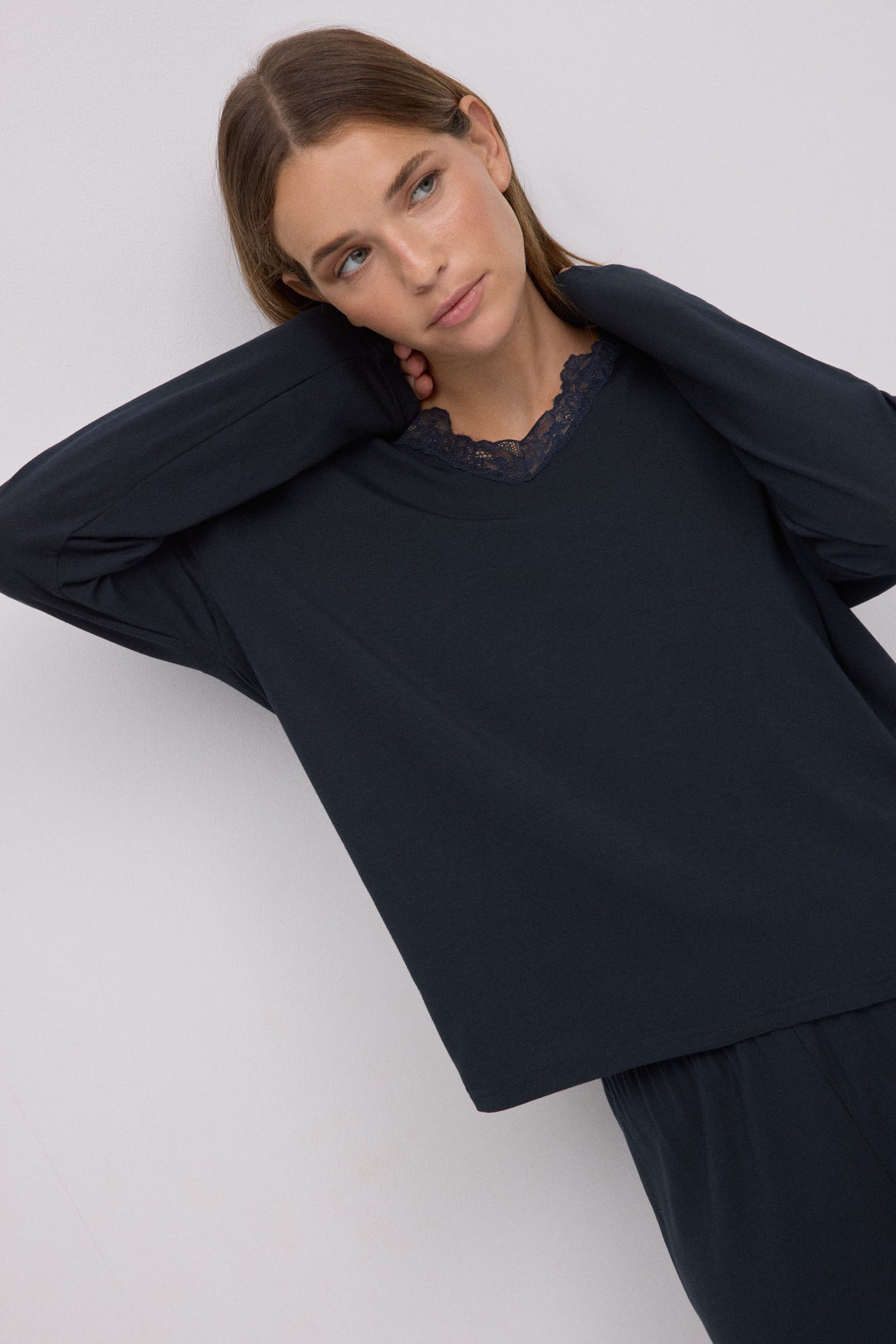 PIGIAMA LUNGO IN MODAL E PIZZO YSABEL MORA