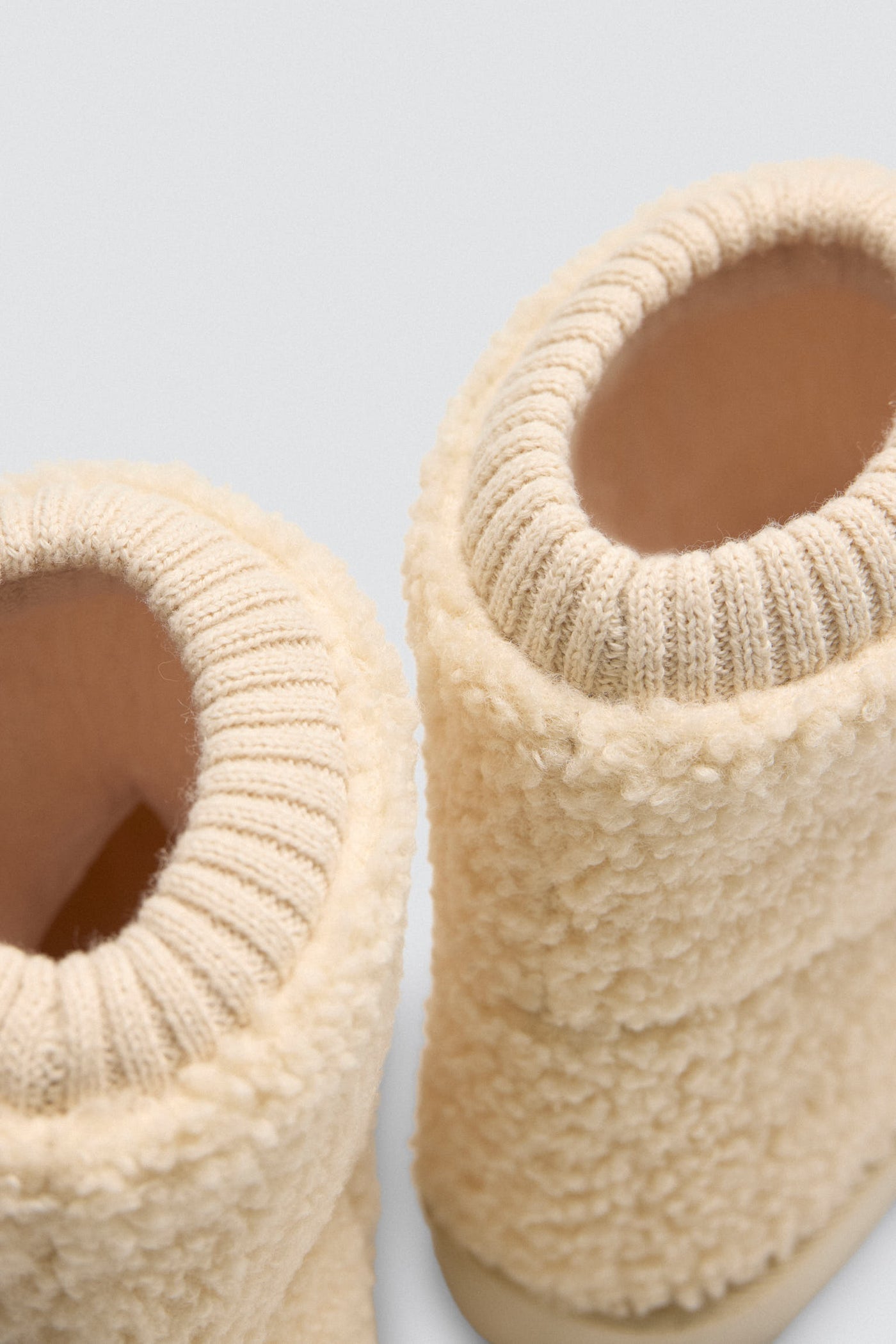 STIVALETTI DA CASA IN SHEARLING CON BORDINO A COSTE YSABEL MORA