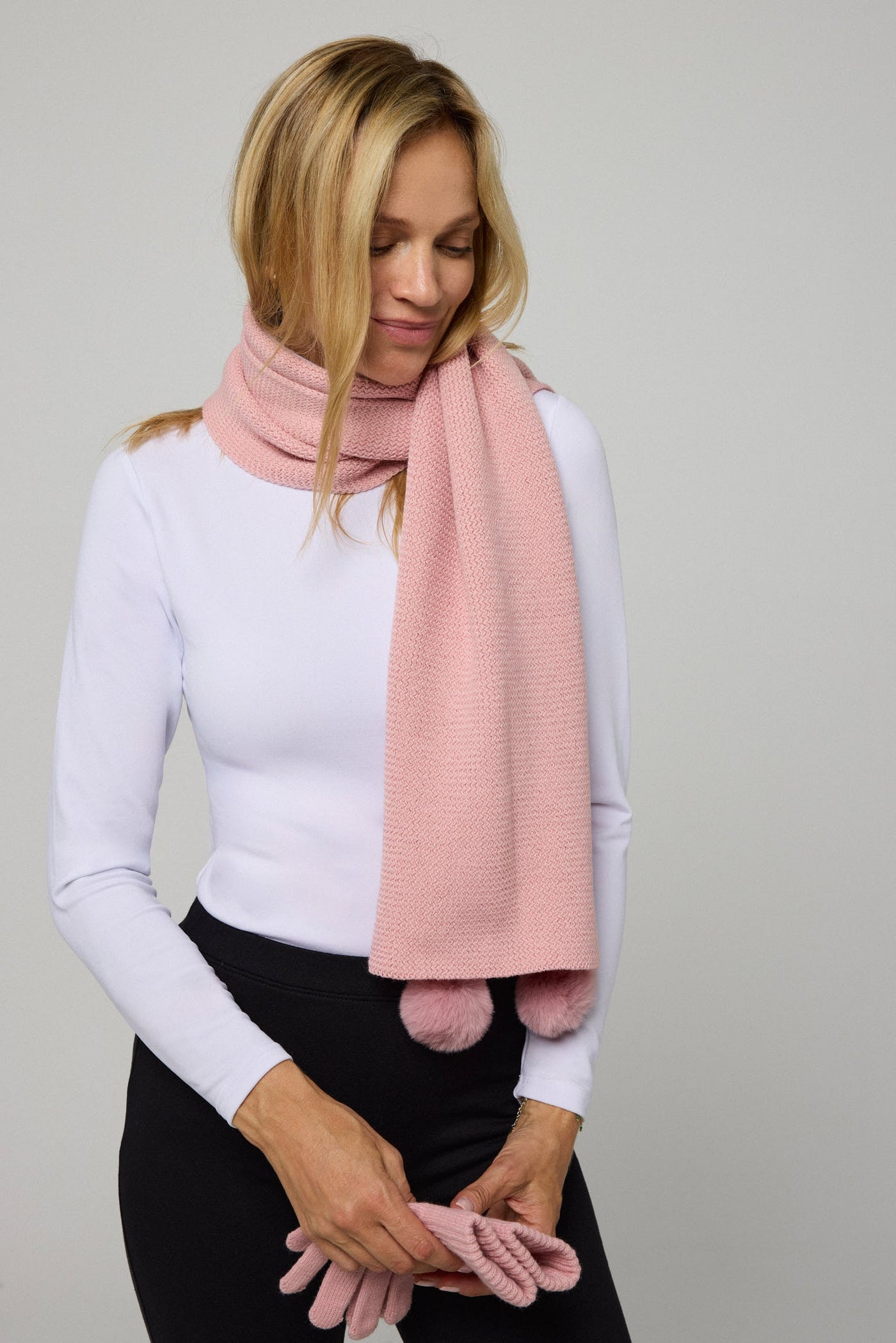 SET SCIARPA E GUANTI CON DETTAGLIO POMPON TINTA UNITA ROSA YSABEL MORA