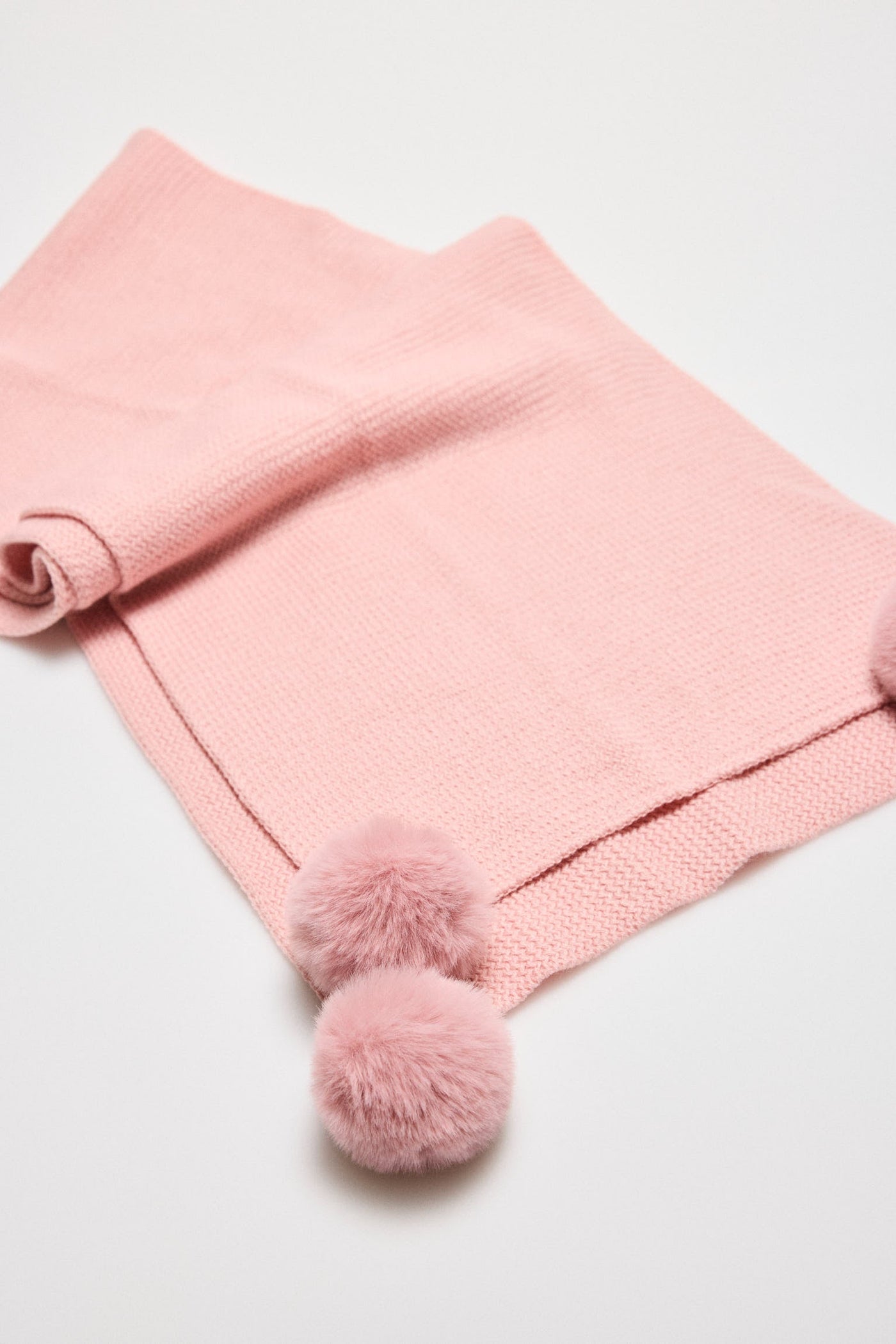 SET SCIARPA E GUANTI CON DETTAGLIO POMPON TINTA UNITA ROSA YSABEL MORA