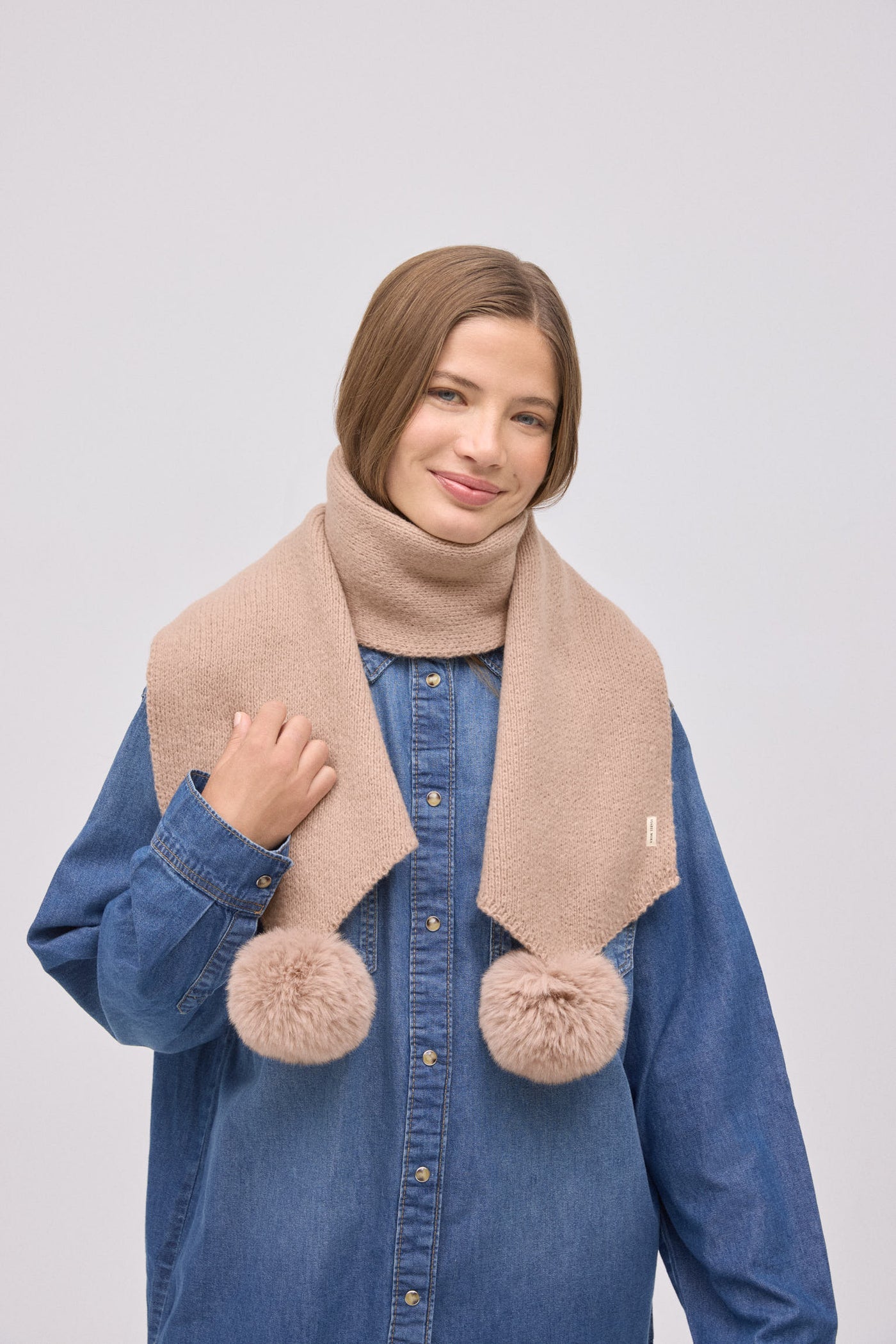 SCIARPA CON POMPON YSABEL MORA