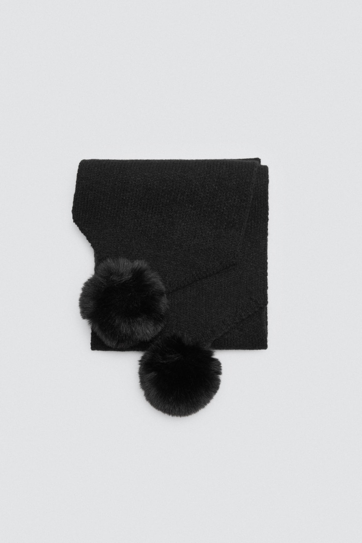 SCIARPA CON POMPON YSABEL MORA