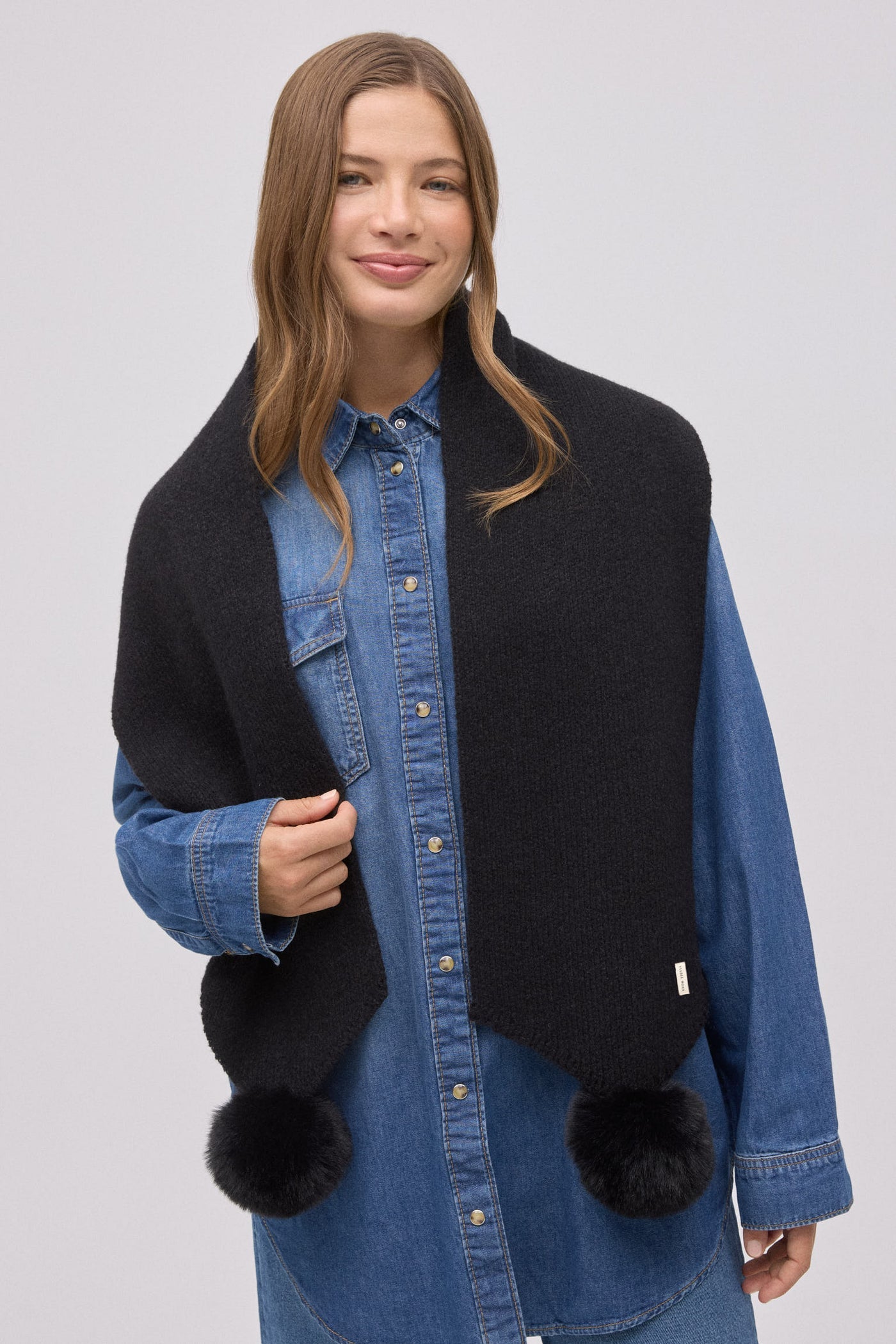 SCIARPA CON POMPON YSABEL MORA