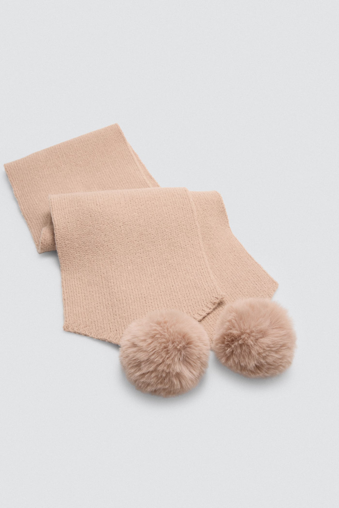 SCIARPA CON POMPON YSABEL MORA