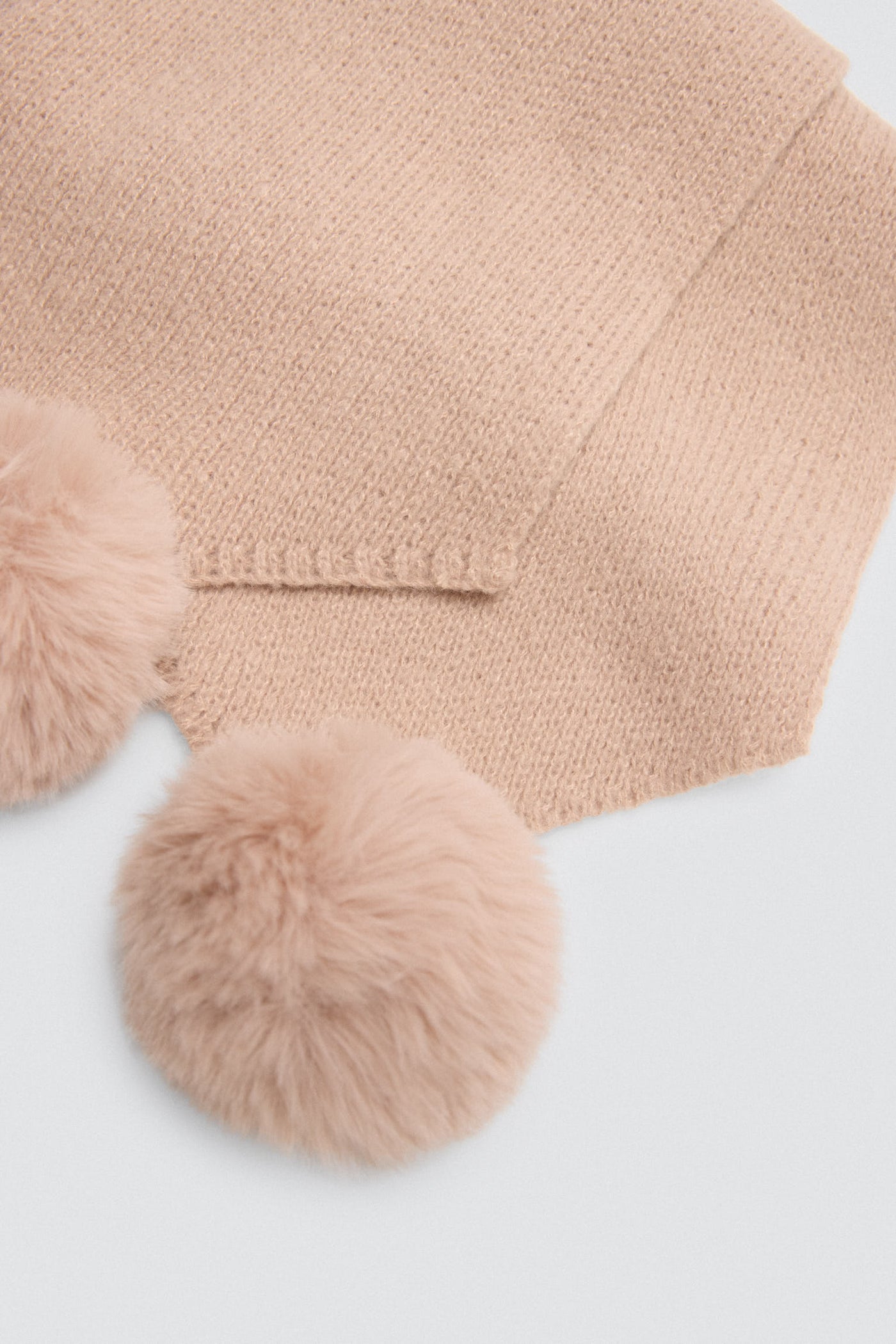 SCIARPA CON POMPON YSABEL MORA