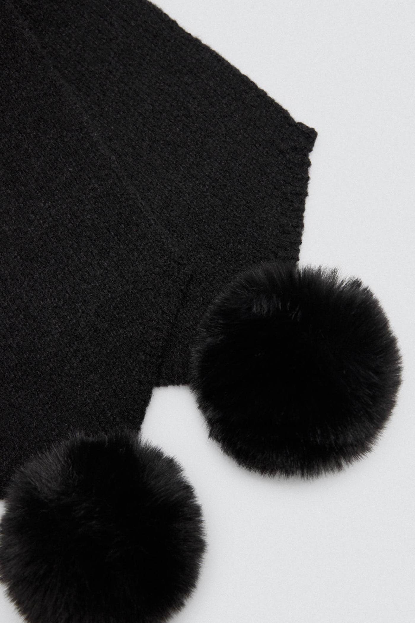 SCIARPA CON POMPON YSABEL MORA