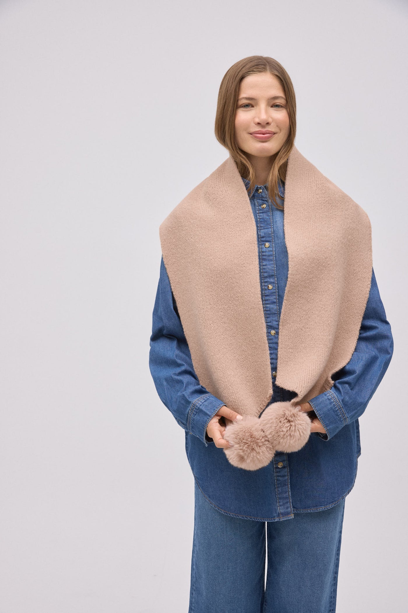 SCIARPA CON POMPON YSABEL MORA