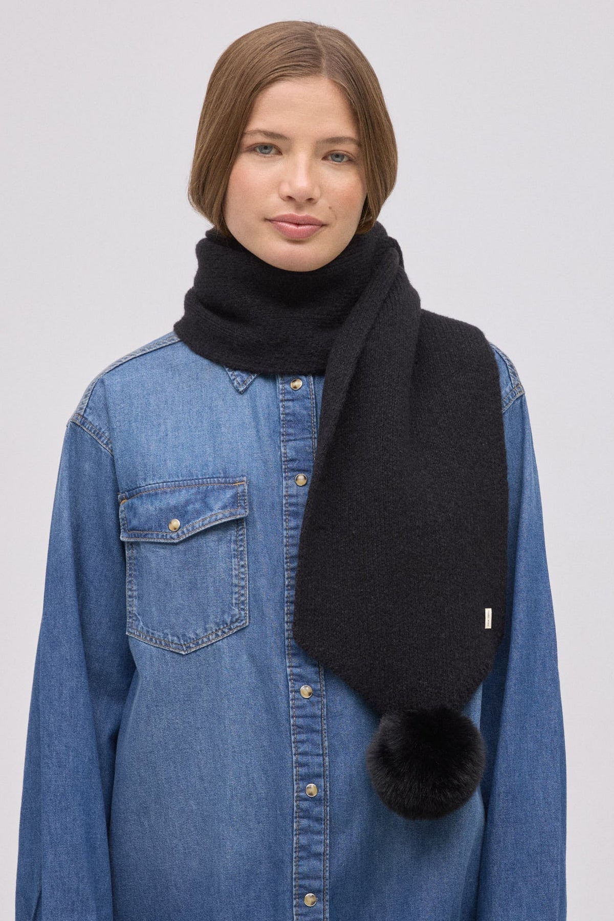 SCIARPA CON POMPON YSABEL MORA