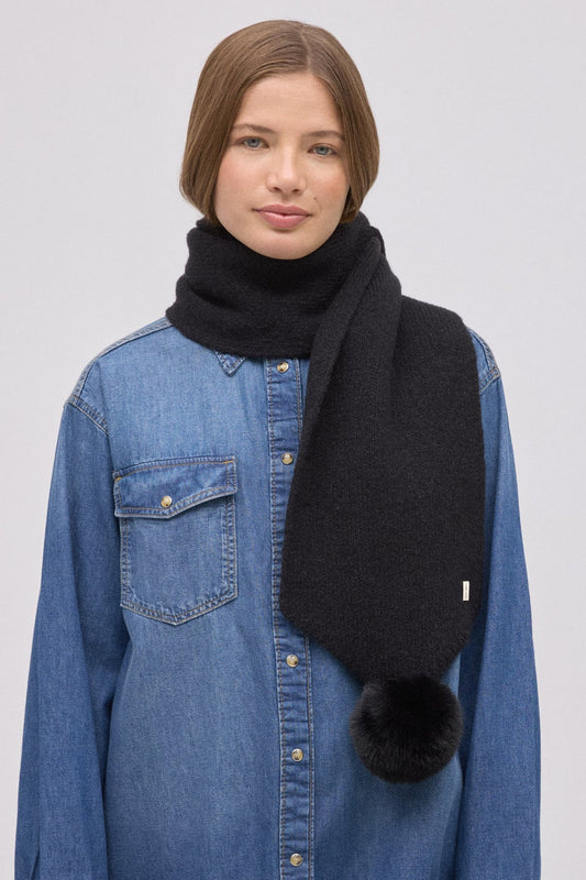 SCIARPA CON POMPON YSABEL MORA