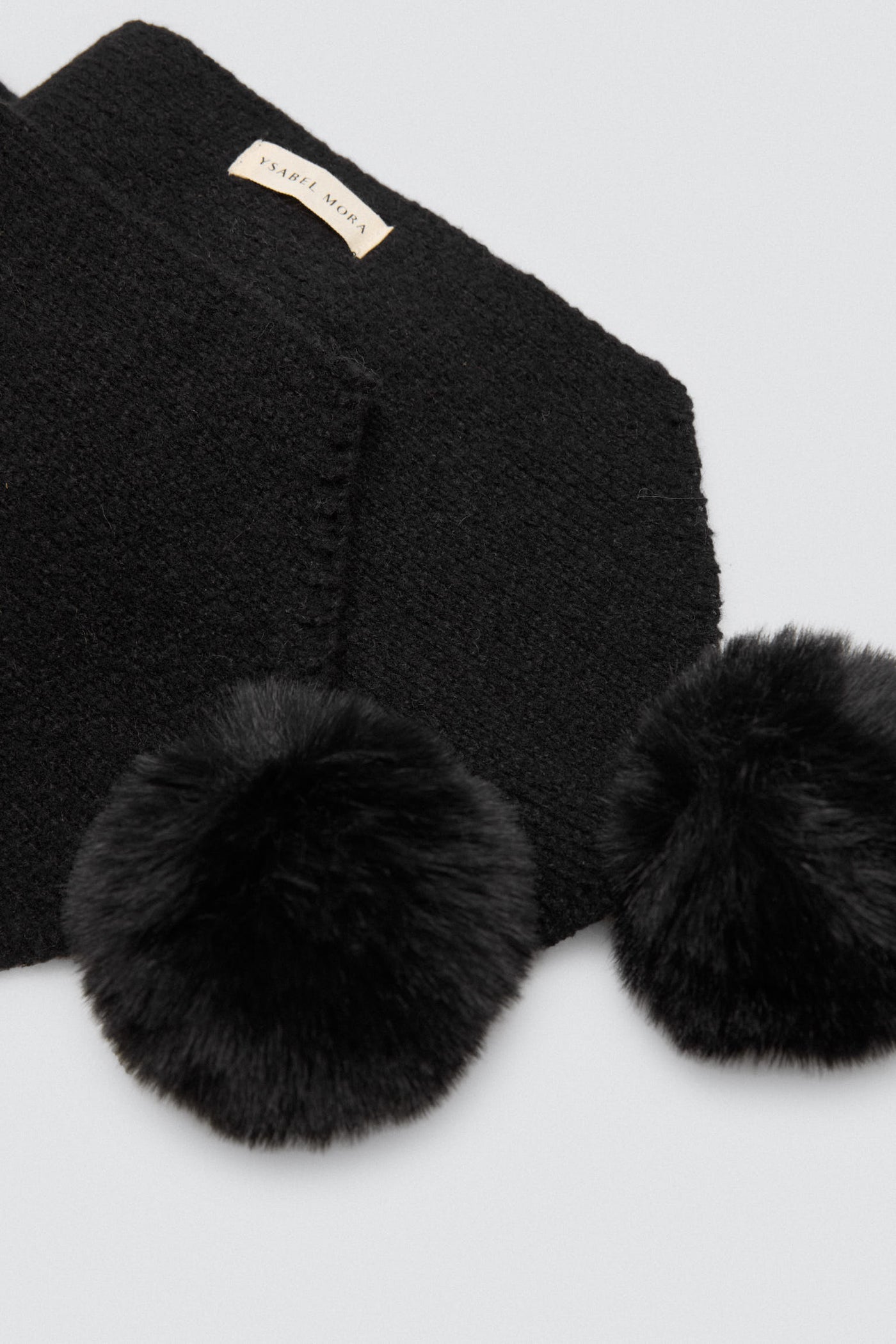 SCIARPA CON POMPON YSABEL MORA