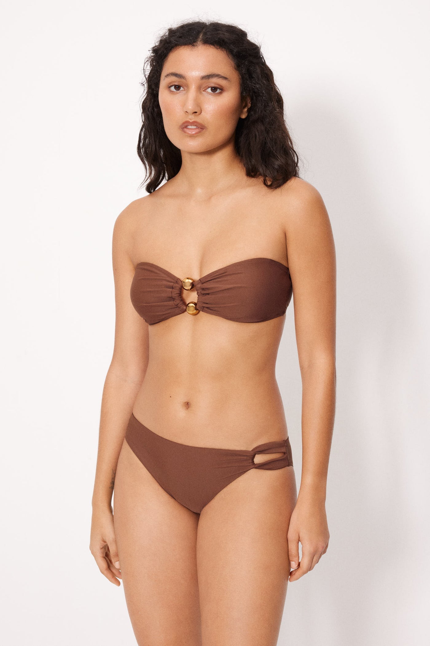 COMPLETO BIKINI A FASCIA CON DETTAGLIO GIOIELLO MARRONE YSABEL MORA