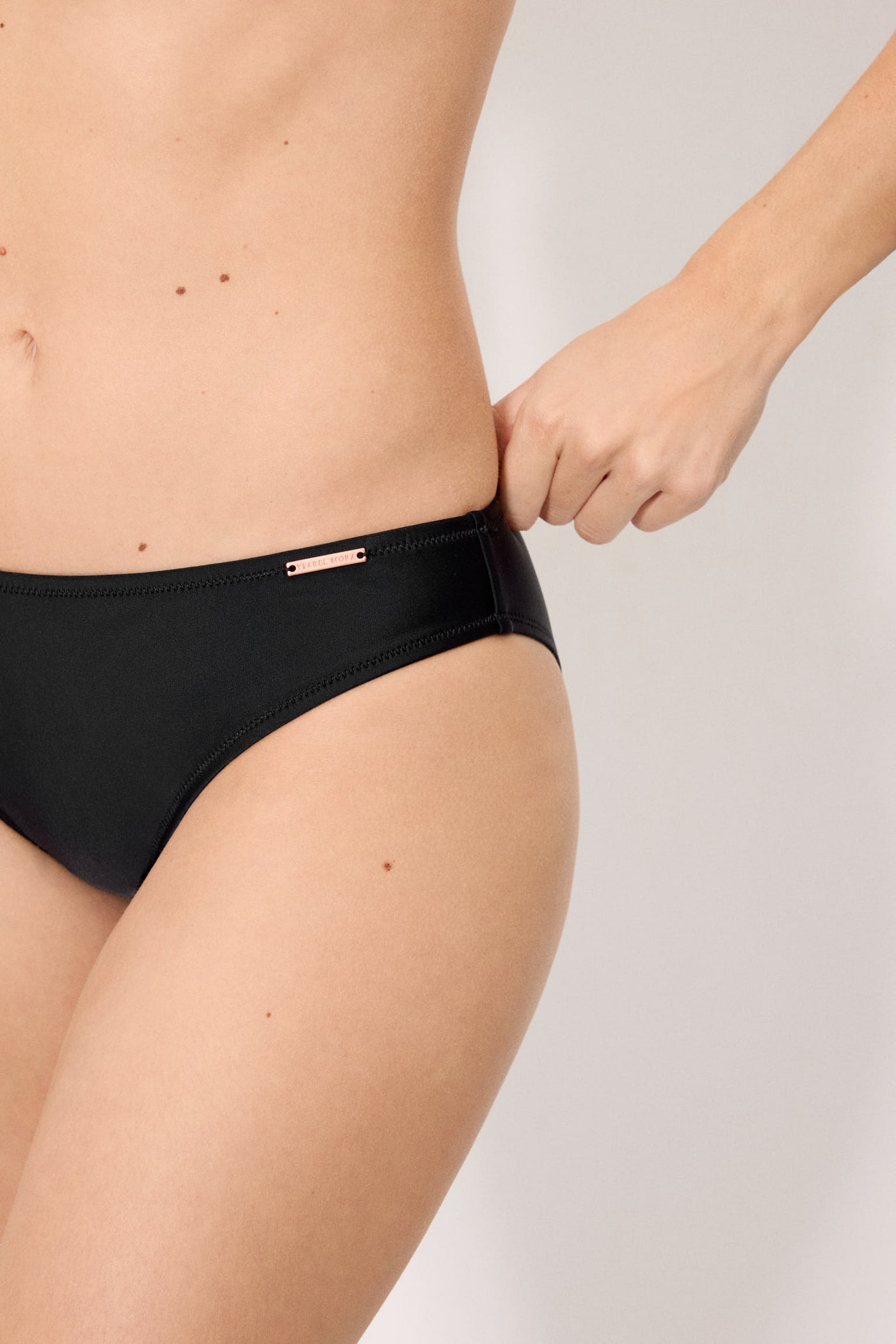 COMPLETO BIKINI A FASCIA CON DETTAGLIO MAXI FIORE NERO YSABEL MORA